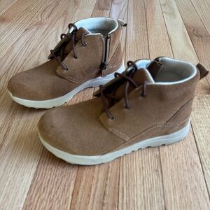 UGG Boy's Chestnut Suede Boots Canoe III Weather (Little Kid/Big Kid), EU 33.5